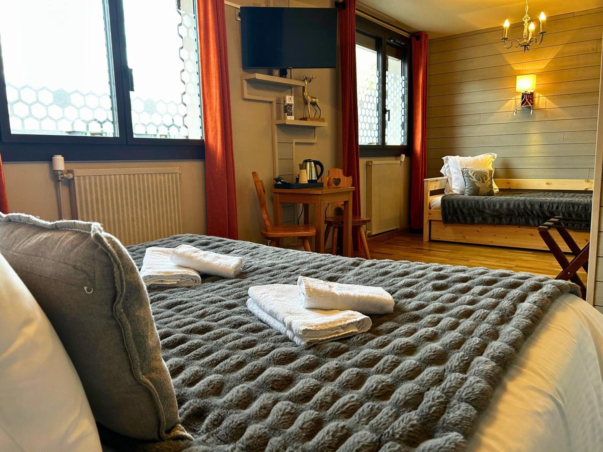 Hotel La Rencluse Saint-Mamet Bagian luar foto